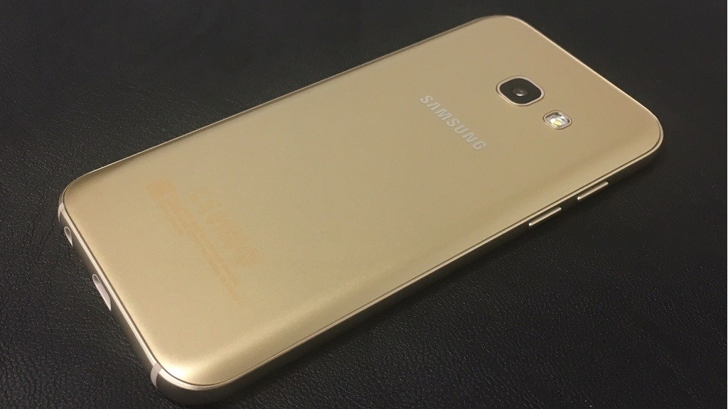Самый компактный смартфон от Samsung.